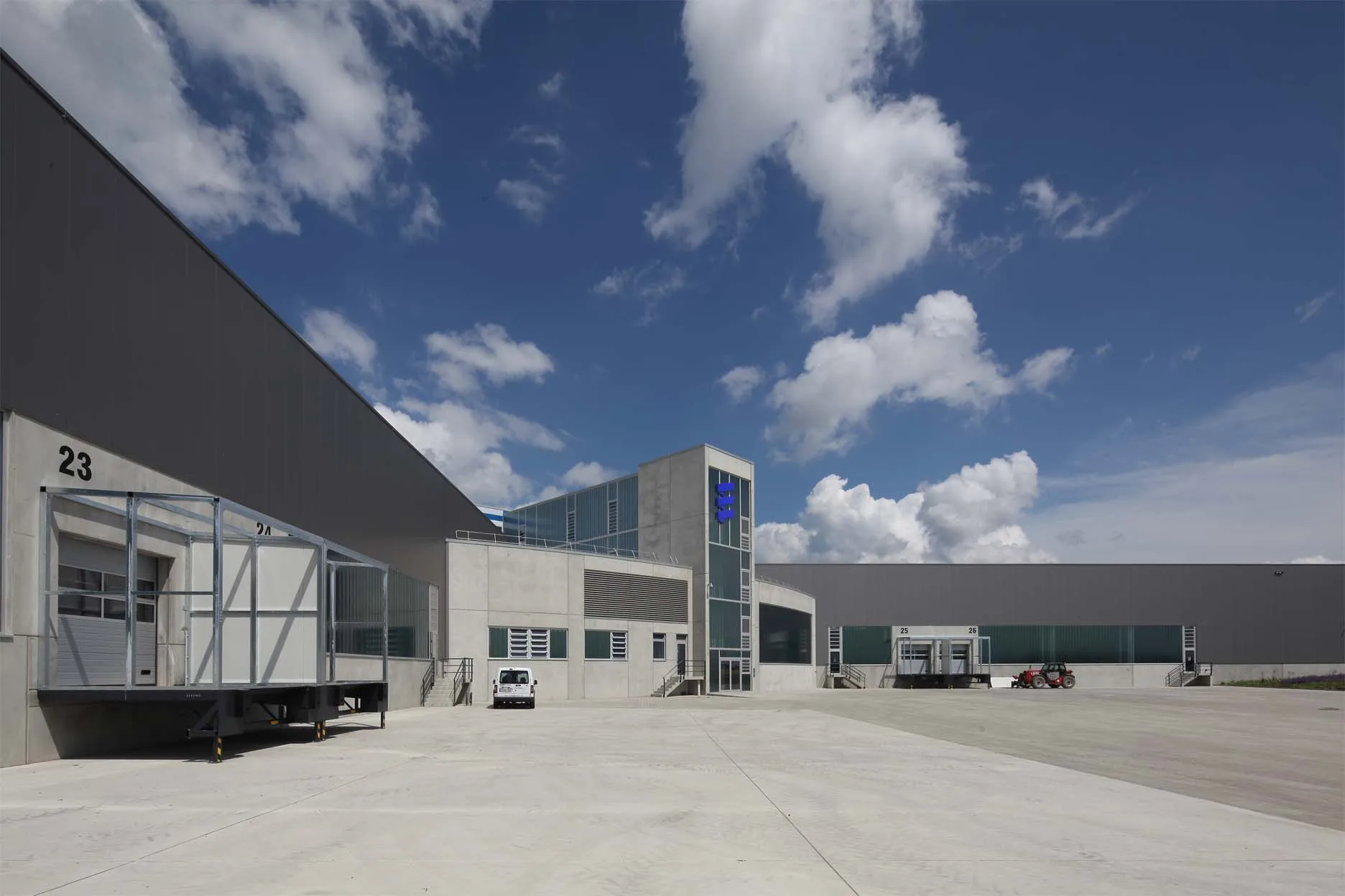 Industrielle Halle des Eberspaecher-Werks in Wilsdruff