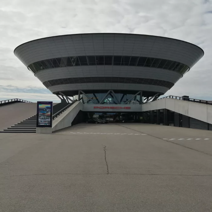 Hauptgebaeude des Porsche-Kundenzentrums Leipzig