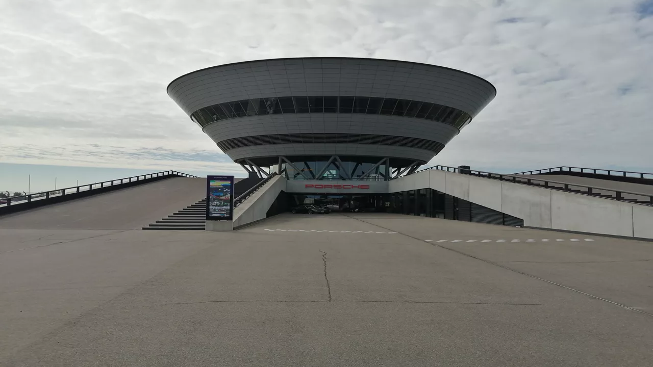 Hauptgebaeude des Porsche-Kundenzentrums Leipzig